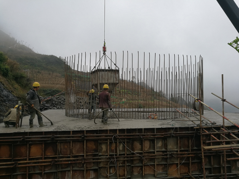 1540371277231080.jpg 寨頭2號雙線大橋4號承臺混凝土澆筑.jpg