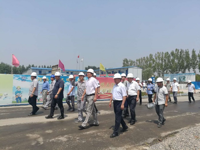 1567344662681709.jpg 劉年主任檢查施工現場.jpg