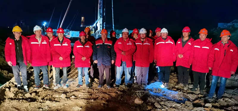 1574383833120411.jpg 填埋區(qū)樁基施工完工合影.jpg