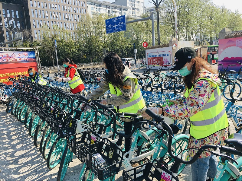1584579362611438.jpg 團員們對共享單車進行清潔.jpg
