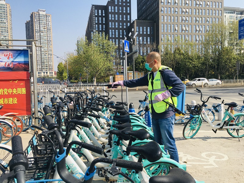 1584579375114038.jpg 對共享單車進行消毒.jpg