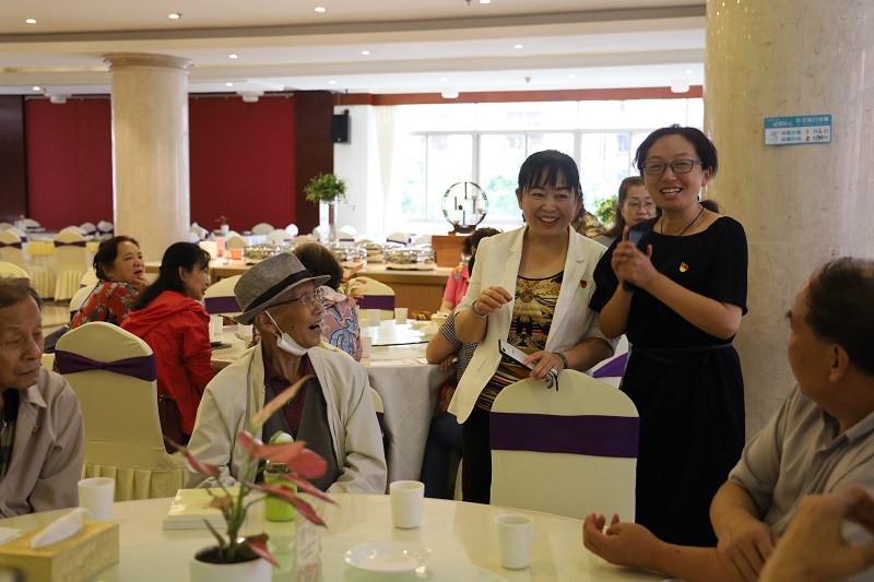 1594616406996272.jpg 張書記為老同志們送上真摯的祝福.jpg