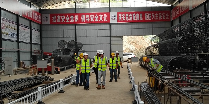 1597128955416376.jpg 檢查平壩村2#特大橋連續梁段5#鋼筋加工棚標準化建設情況,并提出指導意見.jpg