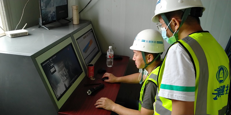 1597128970755893.jpg 通過隧道監控系統,查看隧道內施工情況.jpg