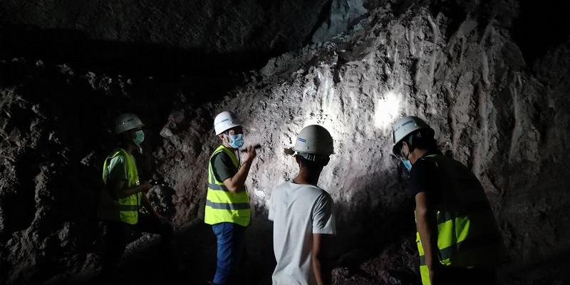 1597128978998912.jpg 檢查石頭坡山隧道進口掌子面圍巖情況.jpg