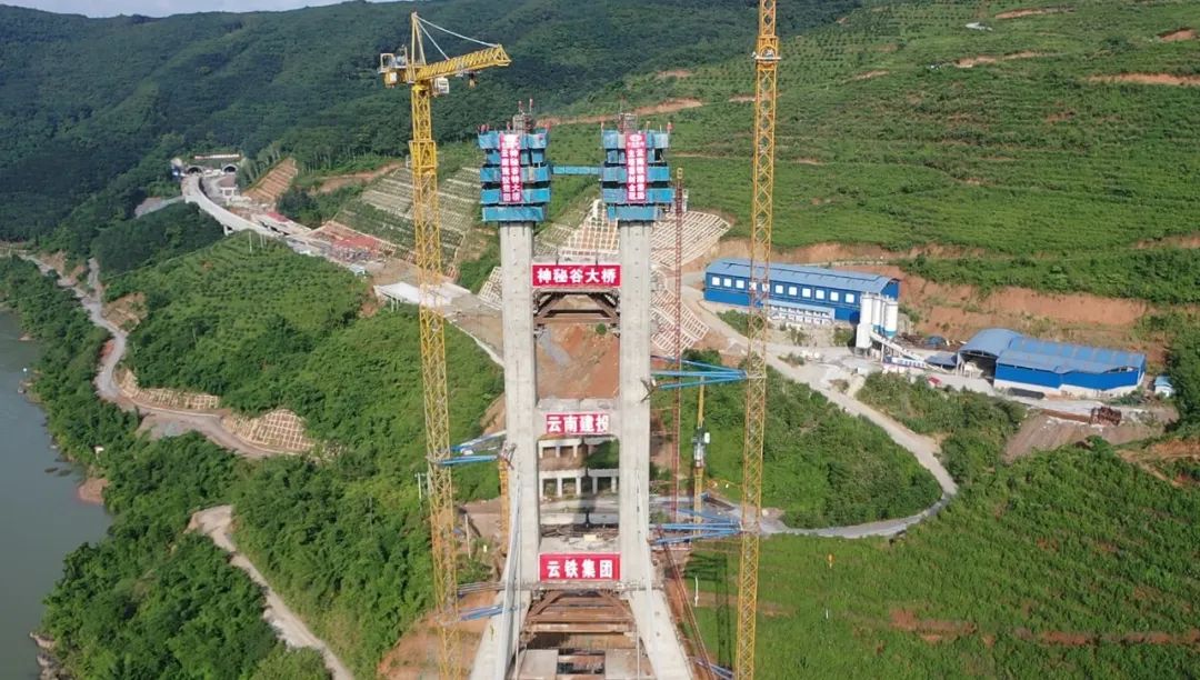 1654735976361573.jpg 2022-06-04-省內最寬混凝土懸澆箱梁結構大橋順利封頂.jpg