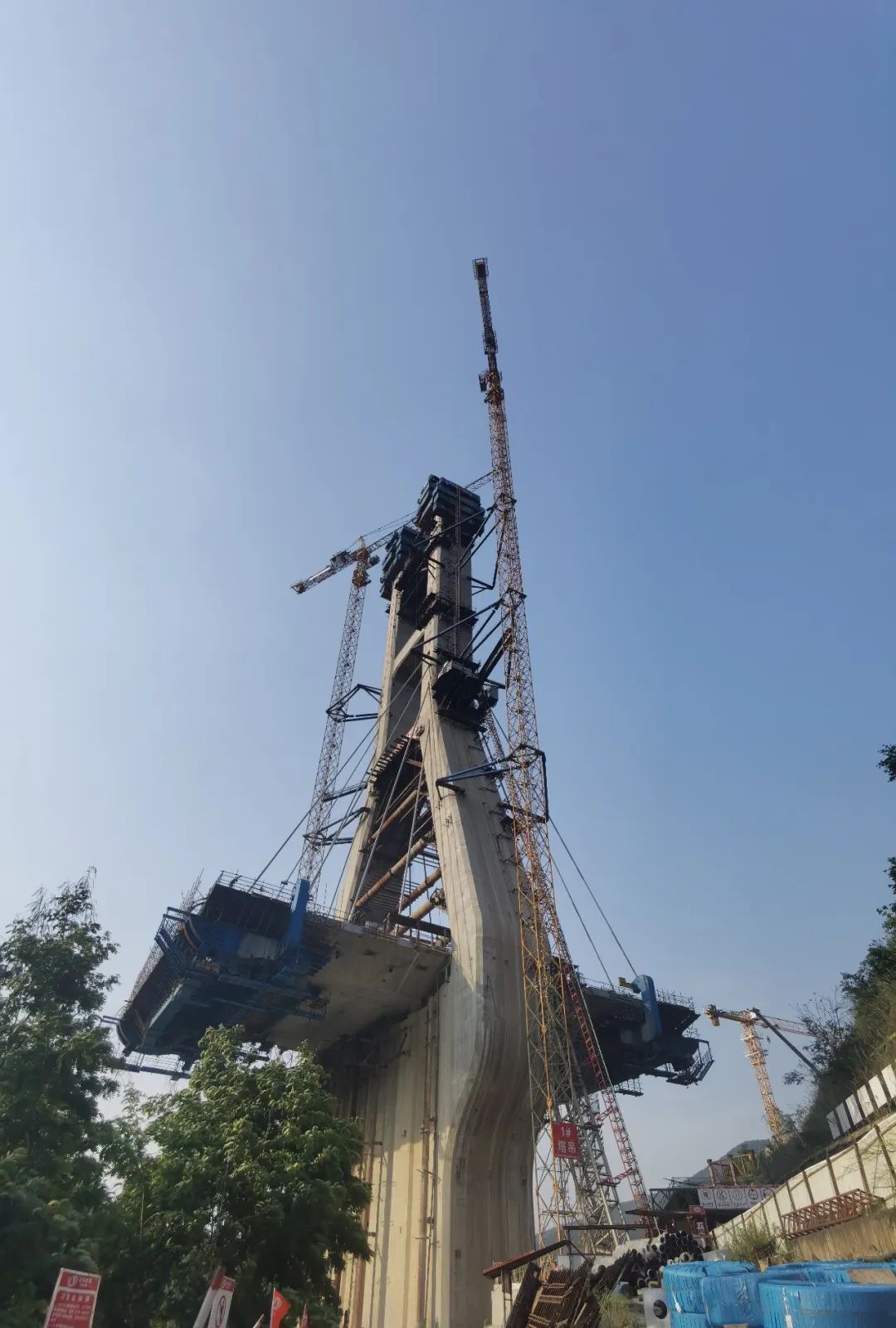 1654735988647016.jpg 2022-06-04-省內最寬混凝土懸澆箱梁結構大橋順利封頂1.jpg