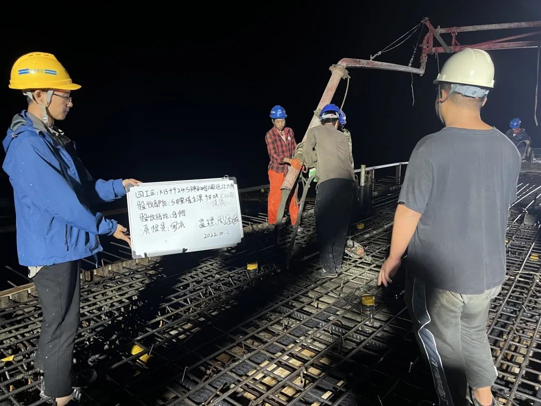 1665194250255990.jpg 2022-10-04-景洪神秘谷瀾滄江大橋主梁9號塊順利澆筑完成.jpg