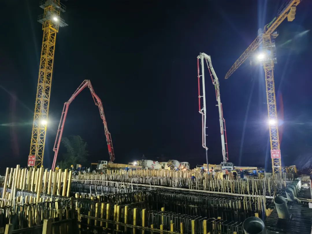 1668736717593118.jpg 2022-11-17-景洪市神秘谷瀾滄江特大橋江北6號塔邊跨現澆段主梁混凝土第一次澆筑順利完成1.jpg