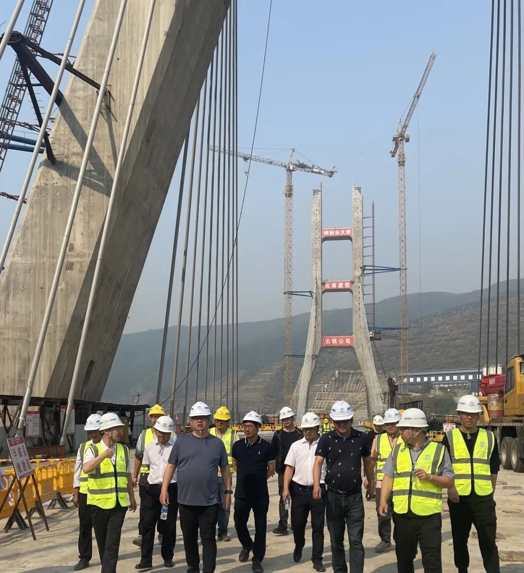 1680571573162131.jpg 2023-4-2-集團總工程師張輝到景洪神秘谷瀾滄江大橋項目調研.jpg